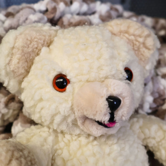 Vintage 1986 Snuggle Bear plush by Lever Brothers and Russ Berrie & Co. close-up showing its smiling face, cream sherpa plush, amber eyes, and original vintage character details. A nostalgic advertising collectible ideal for laundry room decor, vintage plush collections, and retro home decorating.