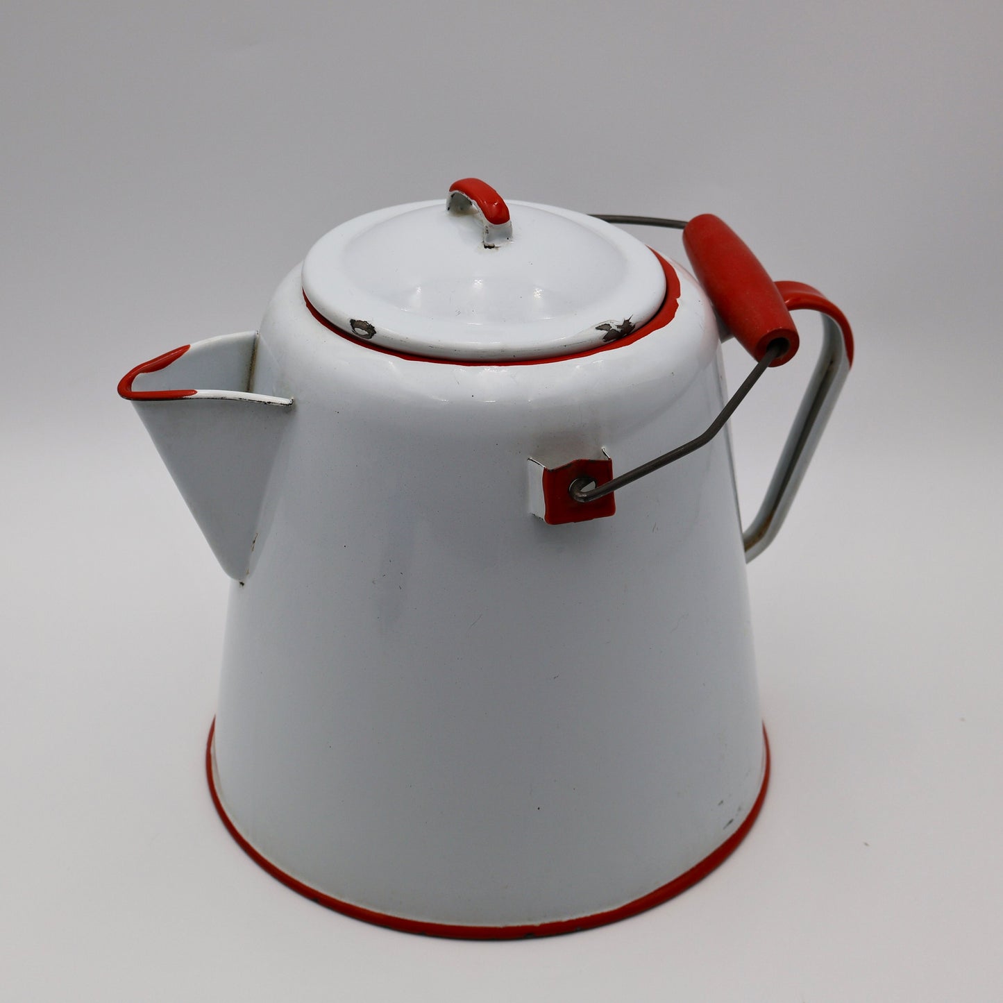 Large vintage white and red enamel coffee pot kettle with metal handle and lid, western cowboy campfire cookware