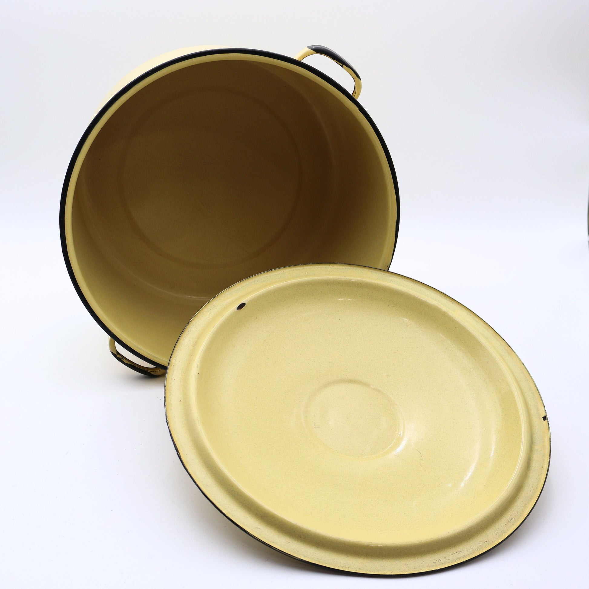 Vintage yellow enamelware stock pot displayed with the lid removed, revealing the clean enamel interior and spacious design. Ideal for farmhouse kitchen décor, vintage cookware collectors, cottagecore styling, or rustic home displays.